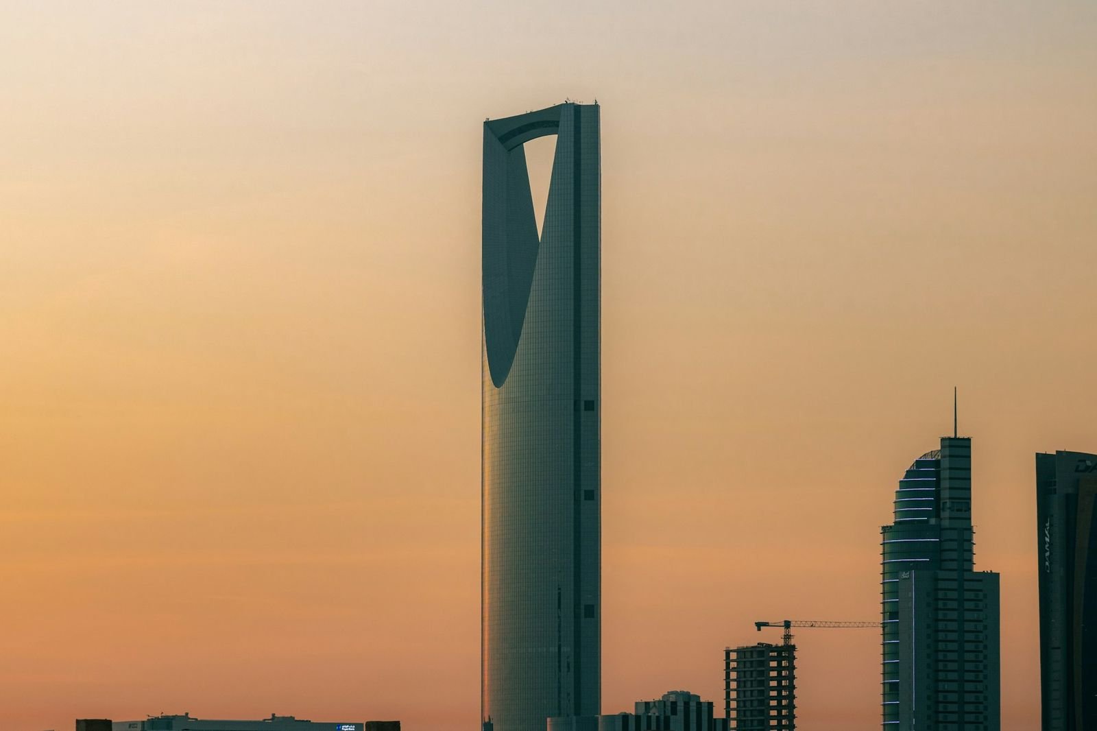برج المملكة في الرياض عند الغروب